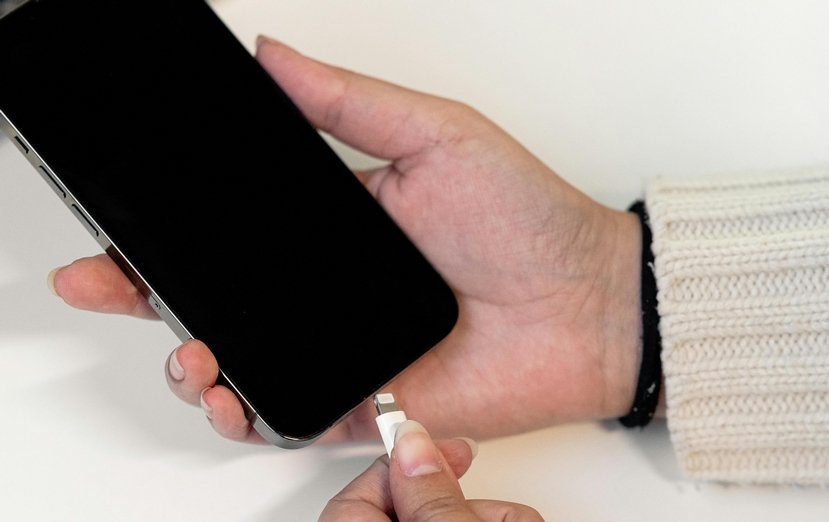 résoudre problème smartphone qui se décharge vite - android et iphone Batterie de téléphone qui se décharge très vite